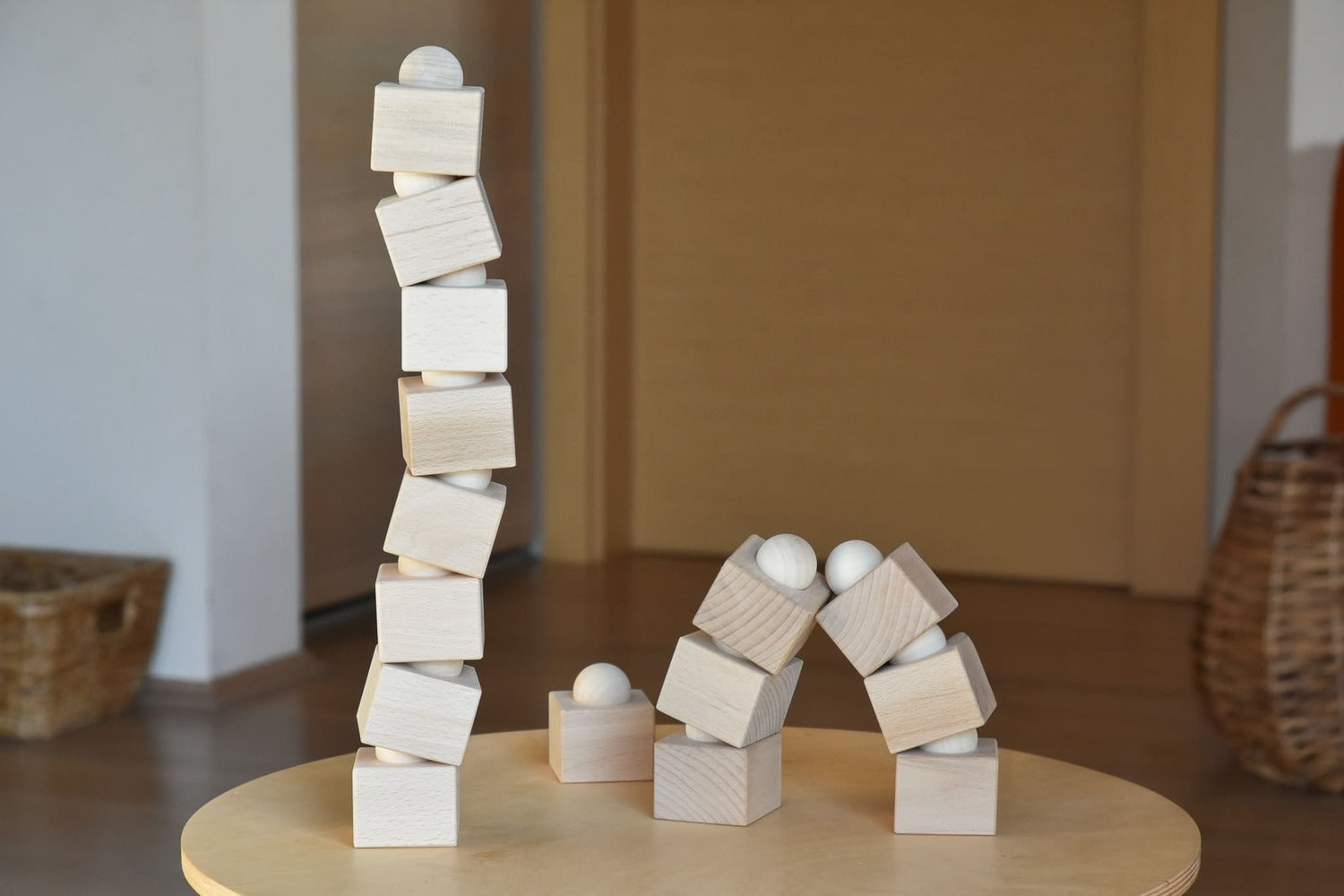 Turm- und Bogen-Bauidee aus Just Blocks Balance Tower Master Holzelementen