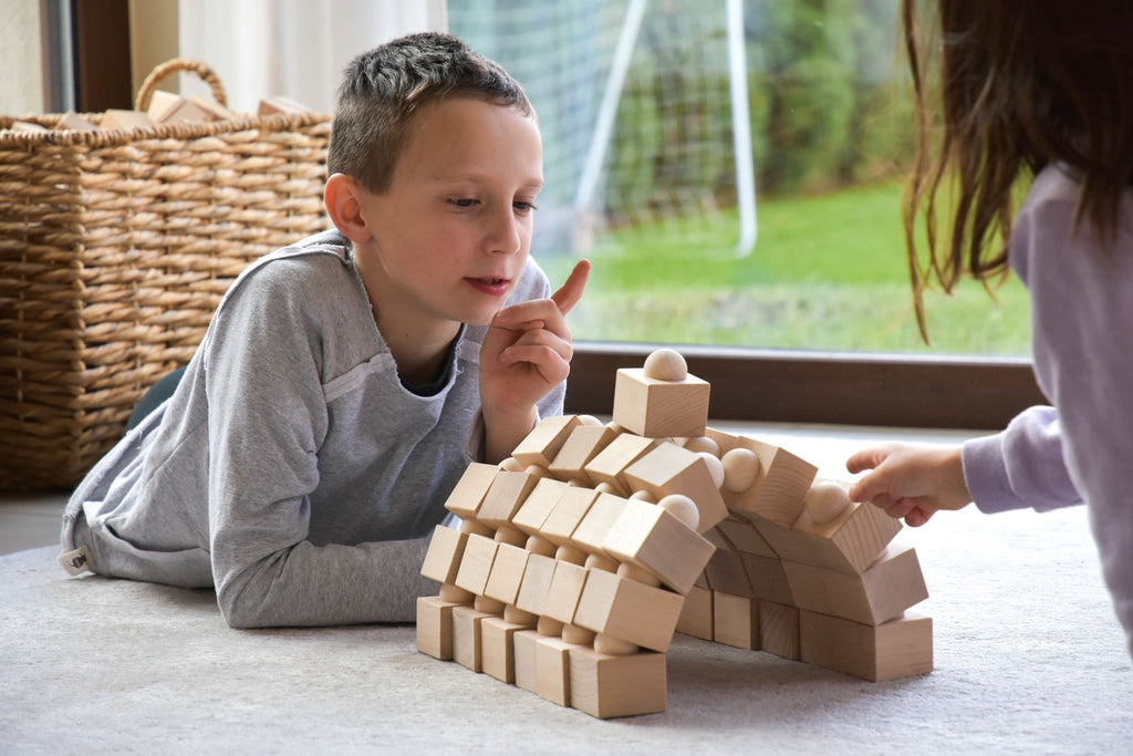 Kinder spielen mit einer grossen Balance-Konstruktion aus Just Blocks Group Challenger Holzelementen