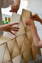 Kinderhände bauen mit Just Blocks BASIC Big flache Holzelemente zusammen