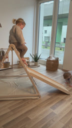 Video zeigt Kinder beim Klettern, Hängen und Spielen am CLIFF FLEX White Edition Klettergerüst