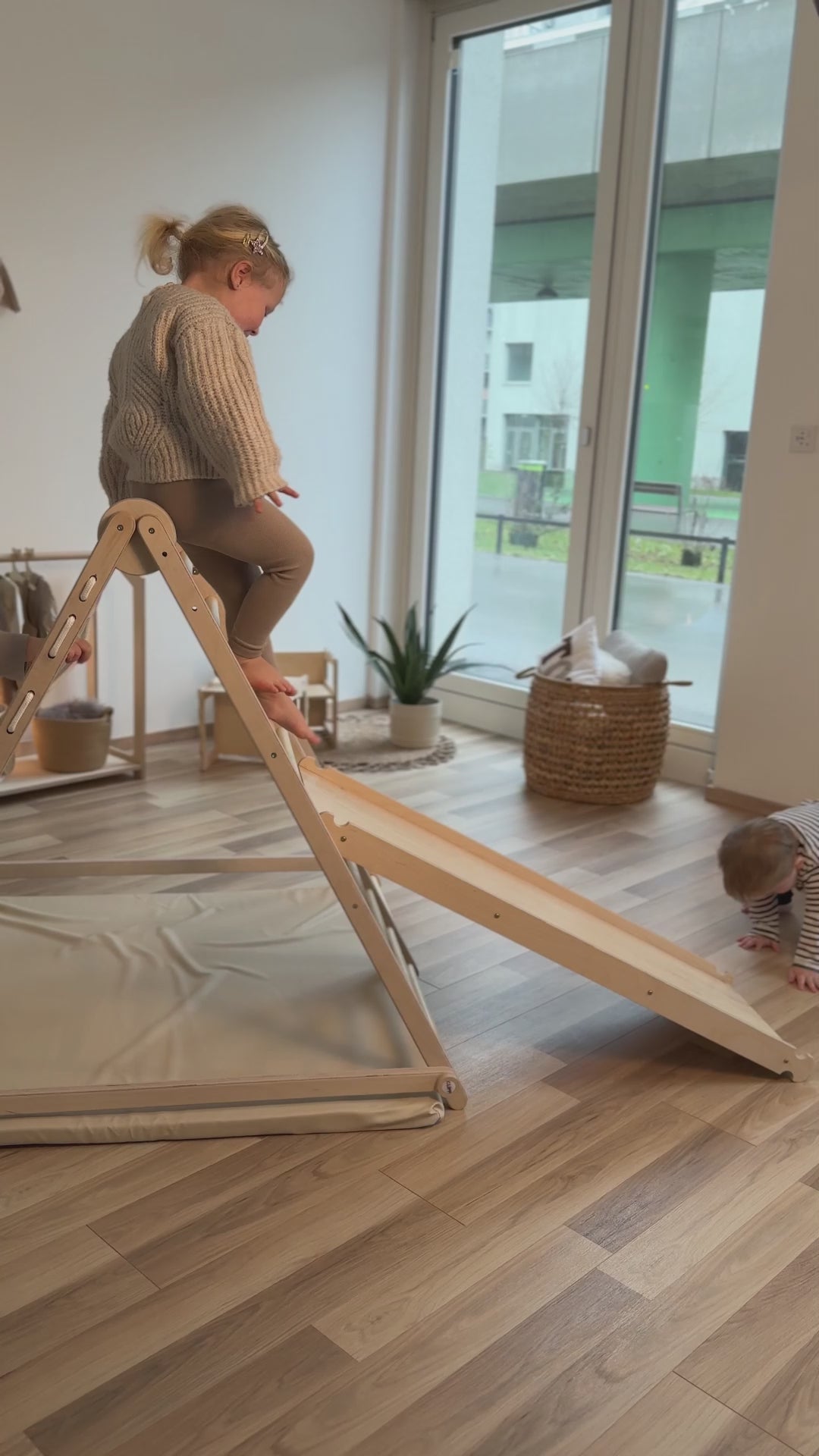 Video zeigt Kinder beim Klettern, Hängen und Spielen am CLIFF FLEX White Edition Klettergerüst