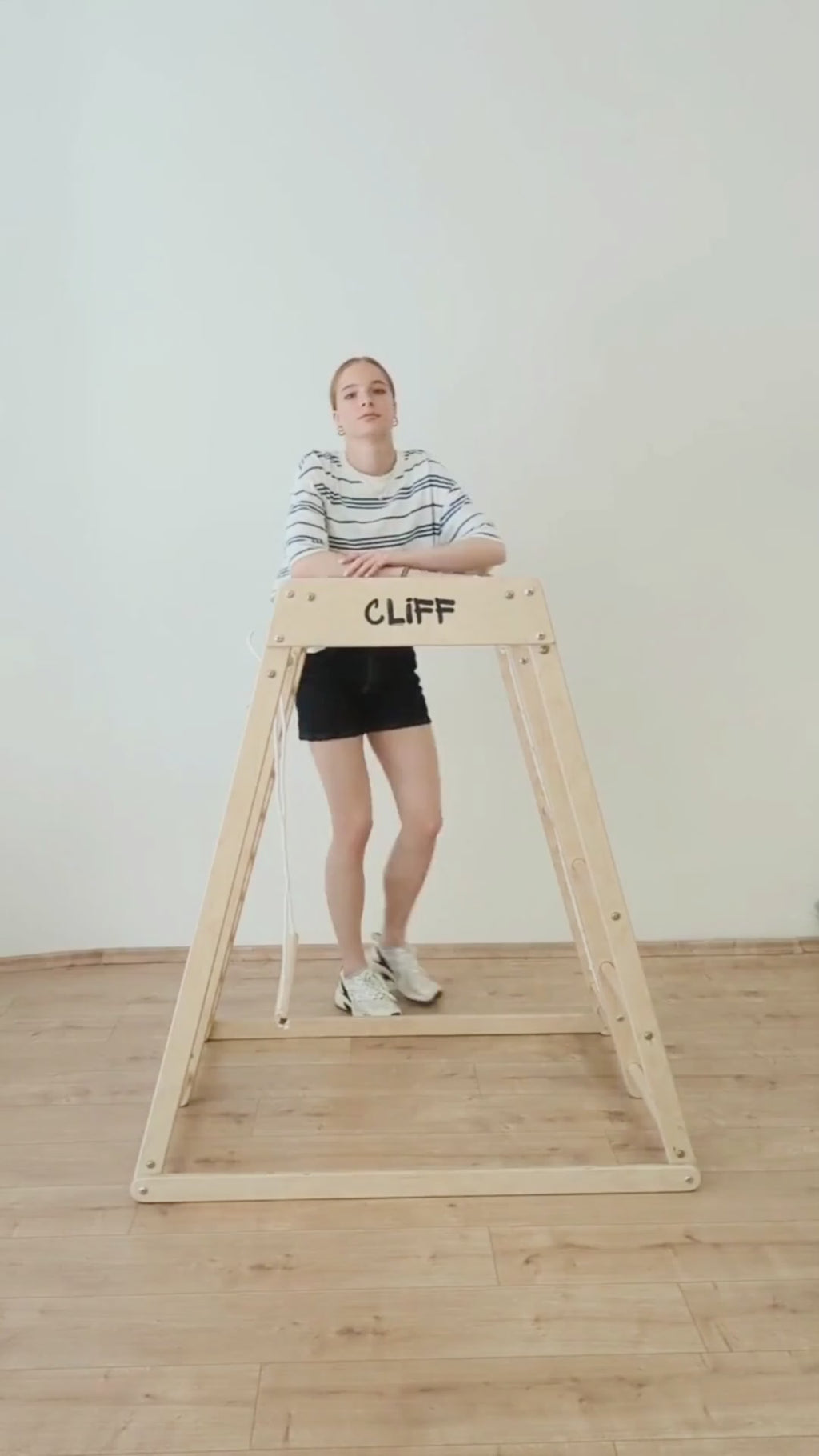 Video zeigt Details und Nutzung des CLIFF Compact Klettergerüsts aus Holz mit Trapez und Rutsche