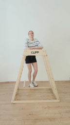 Video zeigt Details und Nutzung des CLIFF Compact Klettergerüsts aus Holz mit Trapez und Rutsche