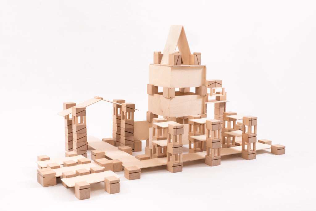 Grosse Baukonstruktion mit dem Just Blocks Smart Lines Holz-Lernsystem